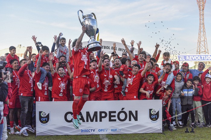 Jugadores de Universitario de Salto tras vencer a Río Negro de San José, el 3 de agosto, en el estadio Ernesto Dickinson, en Salto. · Foto: Fernando Morán, Agencia Gamba