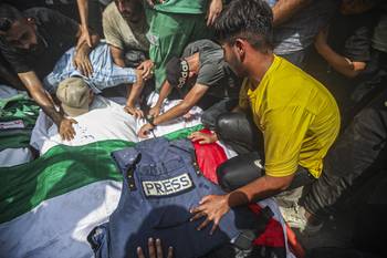 Familiares y colegas de los corresponsales asesinados de Al Jazeera durante la ceremonia fúnebre, el11 de agosto, en la ciudad de Gaza. · Foto: Yousef Ai Canon, AFP