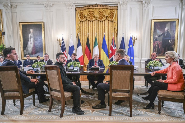 Mark Rutte, Keir Starmer, Volodímir Zelenski, Emmanuel Macron, Donald Trump, Alexander Stubb, Giorgia Meloni, Friedrich Merz y Ursula von der Leyen, el 18 de agosto, en la Casa Blanca. · Foto: Andrew Caballero- Reynolds, AFP