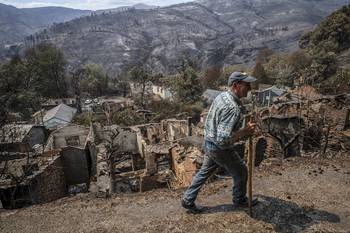 Incendio forestal en San Vicente de Leira, el 19 de agosto, en la provincia de Ourense, al noroeste de España. · Foto: Miguel Riopa, AFP