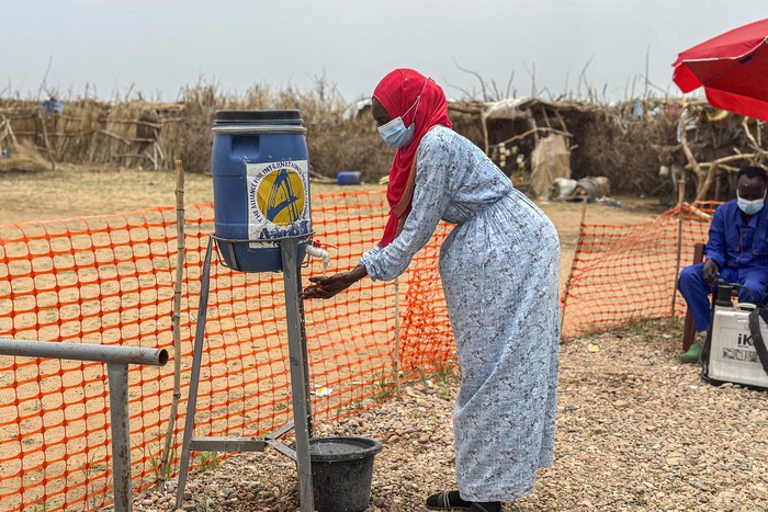 Centro de aislamiento para personas con cólera en los campos de refugiados, el 12 de agosto, en la ciudad de Tawila, Darfur, en Sudán. · Foto: AFP