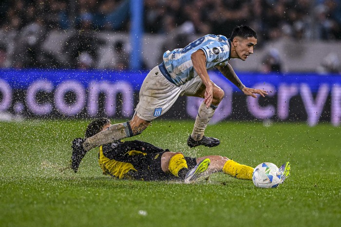 Santiago Solari, de Racing e Ignacio Sosa, de Peñarol, el 19 de agosto, en el estadio Juan Domingo Perón. · Foto: Luis Robayo, AFP