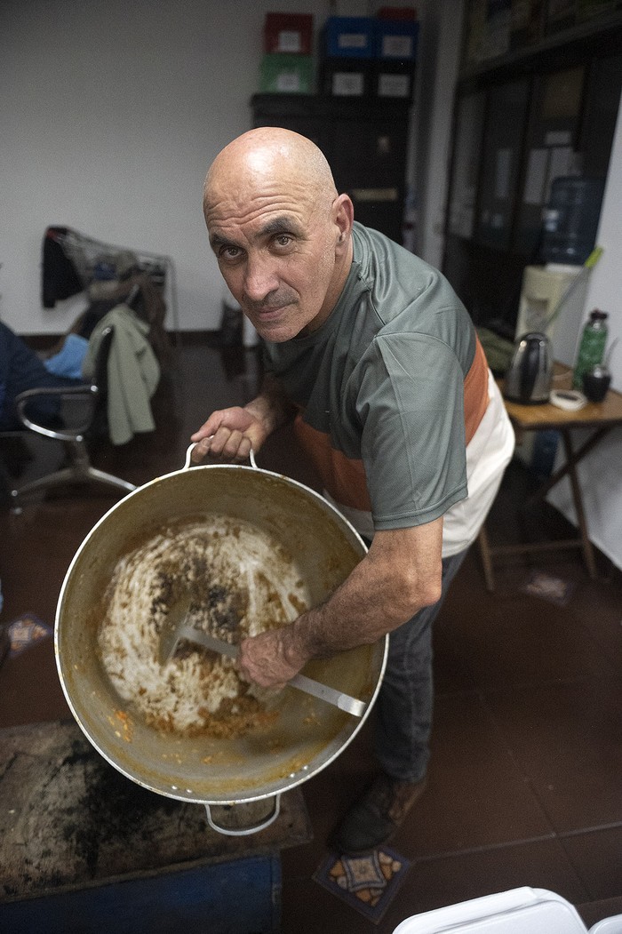 Vladimir al finalizar una jornada en la olla popular de Ciudad Vieja, en la sede del Sindicato Único de Trabajadores del Mar y Afines. · Foto: Alessandro Maradei