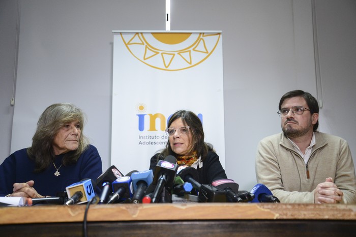 Carina Gómez, Claudia Romero y Mauricio Fuentes en la sede del INAU en Maldonado. · Foto: Natalia Ayala