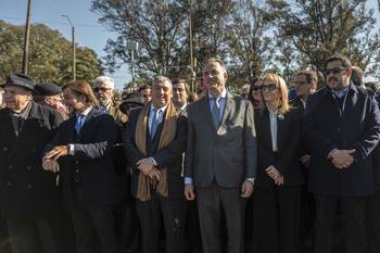 Julio María Sanguinetti, Luis Lacalle Pou, Carlos Enciso, Yamandú Orsi, Carolina Cosse y Alejandro Sánchez, el 25 de agosto, en Florida. · Foto: Alessandro Maradei