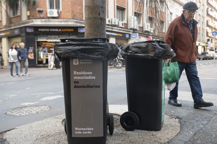 Nuevas papeleras de Montevideo en zona centricas · Foto: Alessandro Maradei Nuevas papeleras de Montevideo en zona centricas · Foto: Alessandro Maradei
