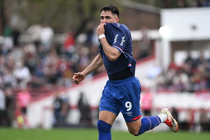 Maximiliano Gómez, de Nacional, tras convertir el segundo gol de su equipo durante el partido ante River Plate, el 30 de agosto, en el Parque Federico Saroldi. · Foto: Guillermo Legaria, Agencia Gamba