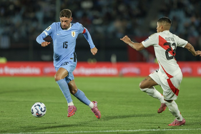 Federico Valverde, de Uruguay y Kevin Quevedo, de Perú. · Foto: Rodrigo Viera Amaral