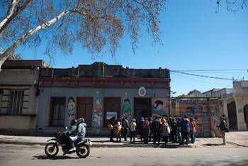 Foto principal del artículo 'Primera visita al ex Hogar Burgues del Consejo del Niño que funcionó entre 1972 y 1974 como cárcel política de mujeres adolescentes' · Foto: Gianni Schiaffarino