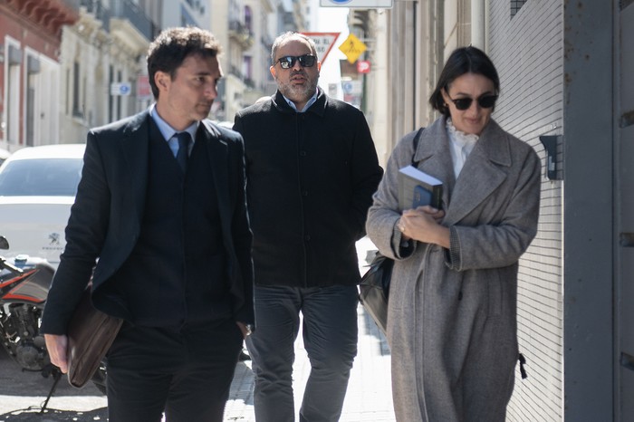 Juan Manuel González, Charles Carrera y Lucía Fernández, llegando al juzgado de la calle Juan Carlos Gómez, el 5 de setiembre, en Montevideo. · Foto: Alessandro Bremec, Nurphoto, AFP