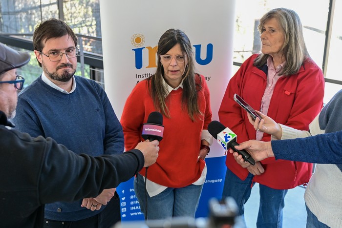 Mauricio Fuentes, Claudia Romero y Carina Gómez, en rueda de prensa, el 5 de setiembre, en el Centro BIT de Colonia del Sacramento. · Foto: Ignacio Dotti