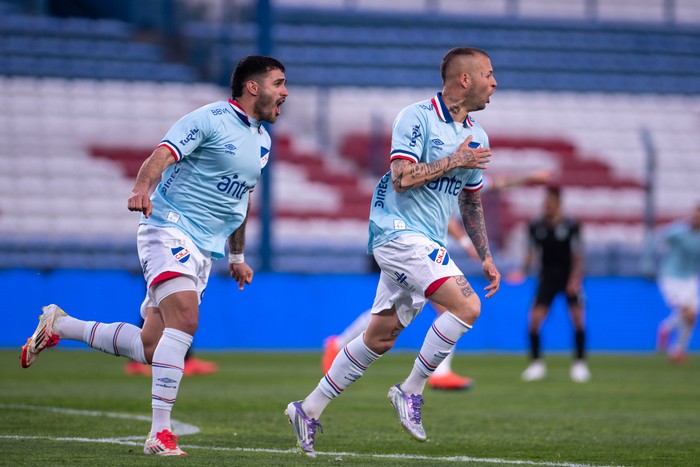 Nicolás López, de Nacional , tras convertir el primer gol frente a Racing, el 7 de setiembre, en el estadio Gran Parque Central. · Foto: Gianni Schiaffarino