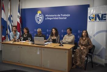Darío Fuletti, Andrea Bouret, Juan Castillo, Fiorella Di Landri, Mauricio Fuentes y Patricia Roa durante la presentación de los resultados de la Encuesta Nacional sobre las Actividades de Niñas, Niños y Adolescentes 2024, en el MTSS. · Foto: Gianni Schiaffarino