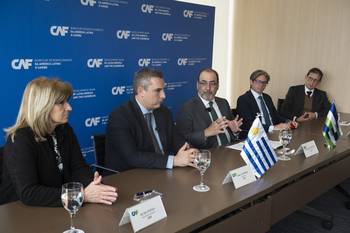 Firma de OSE con el Banco de Desarrollo de América Latina y el Caribe (CAF) del convenio de cooperación para desarrollar el proyecto de la represa de Casupá. · Foto: Alessandro Maradei