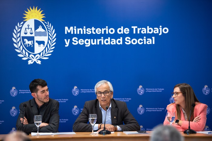 El director nacional de Empleo, Federico Araya, el ministro de Trabajo, Juan Castillo y la subdirectora nacional de Empleo, Mariana Chiquiar. · Foto: Gianni Schiaffarino