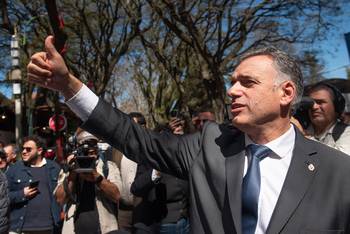 Yamandú Orsi en la llegada a la Expo Prado, el 10 de setiembre. · Foto: Gianni Schiaffarino