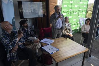Jorge Azziz, técnico regional de Paysandú; Ramón Gutiérrez, director del Instituto Nacional de Colonización (INC); Alejandro Henry Rodríguez, presidente del INC; Melina Figueroa, alcaldesa de Chapicuy y Karina Henderson, directora del INC, el 10 de setiembre, en la Meseta de Artigas. · Foto: Sandro Pereyra