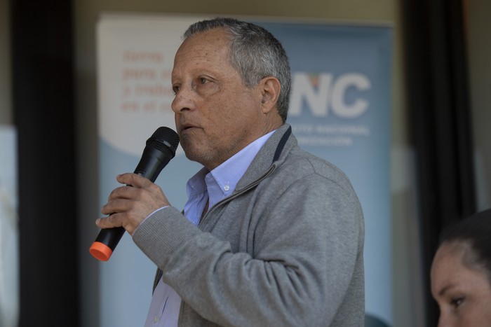 Alejandro Henry, este miércoles, durante el primer Encuentro de Colonos y Aspirantes a Colonos de Paysandú en la Meseta de Artigas. · Foto: Sandro Pereyra