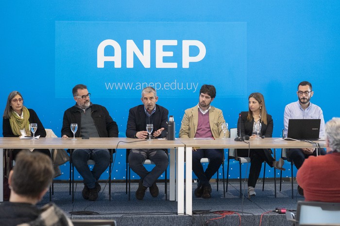 Sandra Peña, Manuel Oroño, Pablo Caggiani, Damian González, Leticia Marziotte, Juan Manuel Sosa, el 10 de setiembre, en la ANEP · Foto: Alessandro Maradei