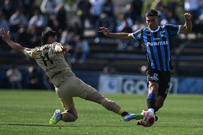 Maximiliano Silvera, de Peñarol, y Martín Rabuñal, de Liverpool, durante el partido por la séptima fecha del Torneo Clausura, este sábado, en el Estadio Belvedere. · Foto: Guillermo Legaria, Agencia Gamba