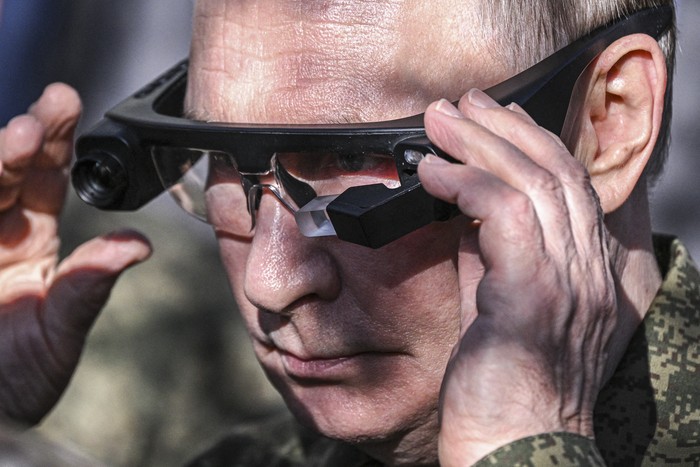 Vladímir Putin, recorre una exposición de equipo militar, el lunes,  en un campo de entrenamiento en la región de Nizhni Nóvgorod, en Rusia. · Foto: Sergei Bobylyov, AFP