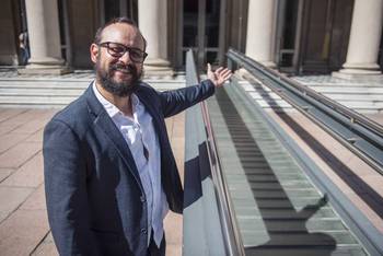 Foto principal del artículo 'El arte accesible como derecho: taller del director brasileño Fabrício Moser' · Foto: Gianni Schiaffarino