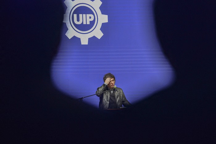 Javier Milei, pronuncia, el 16 de setiembre, en la sede de la Secretaría Nacional de Deportes en Asunción. · Foto: Daniel Duarte, AFP