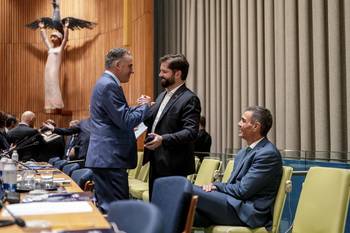 Yamandú Orsi, Gabriel Boric y Pedro Sánchez, el 24 de setiembre, en Nueva York. · Foto: Marcelo Segura, presidencia de Chile.