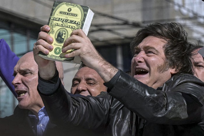 Javier Milei, previo a las elecciones legislativas provinciales, el 27 de agosto, en Lomas de Zamora, Buenos Aires. · Foto: Juan Mambronata, AFP