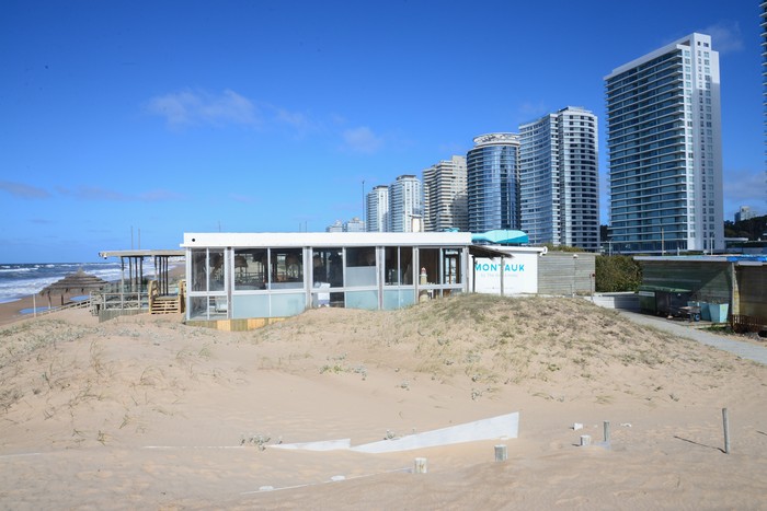 Parador sobre la parada 10 de la Playa Brava en Punta del Este. · Foto: Natalia Ayala