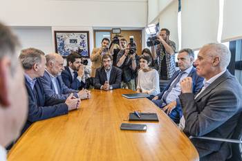 Álvaro Delgado, Pablo Mieres, Andrés Ojeda, Fernando Pereira, Verónica Piñeyro, Yamandú Orsi y Carlos Negro, el 29 de setiembre, en Torre Ejecutiva. · Foto: Rodrigo Viera Amaral