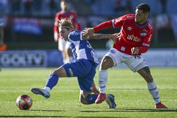 Iván Rossi, de Juventud, y Emiliano Ancheta, de Nacional, el 28 de setiembre, en el estadio Centenario. · Foto: Guillermo Legaria, Agencia Gamba
