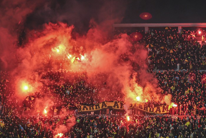 Hinchas de Peñarol, el sábado, en el estadio Centenario. · Foto: Gianni Schiaffarino