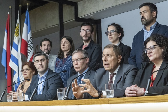 Martín Vallcorba, Gabriel Oddone y Adriana Arosteguiberry junto a la bancada de diputados del Frente Amplio, el 30 de setiembre, en el Parlamento. · Foto: Martín Hernández Müller