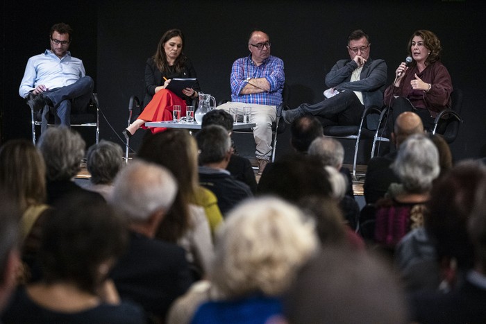 José Natanson, Gloria de la Fuente González, Roberto López Belloso, Álvaro Padrón y 
Andressa Caldas, el 3 de octubre, en la Alianza Francesa. · Foto: Gianni Schiaffarino