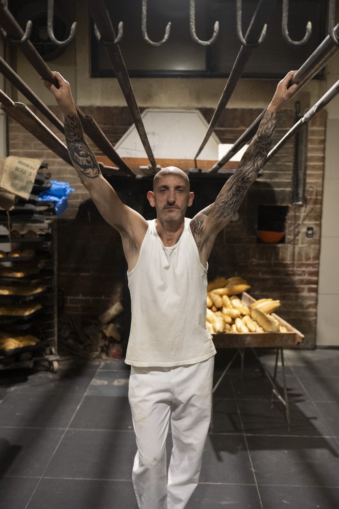 Carlos Varela en la panadería Los Tíos en Montevideo. · Foto: Alessandro Maradei