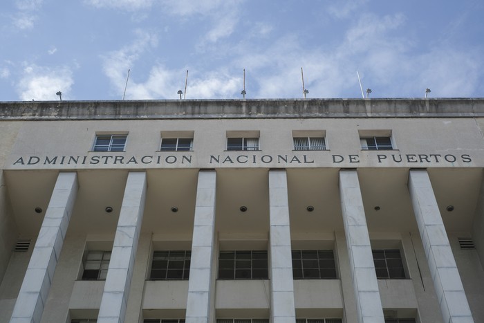 Edificio de la Administración Nacional de Puertos, en Montevideo. · Foto: Pablo Vignali