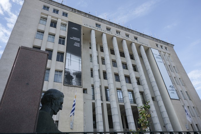 Edificio de la Administración Nacional de Puertos, en Montevideo. · Foto: Pablo Vignali Edificio de la Administración Nacional de Puertos, en Montevideo. · Foto: Pablo Vignali