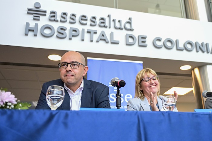 Álvaro Danza y Cristina Lustemberg, el martes 21, durante la inauguración del tomógrafo del hospital de Colonia. · Foto: Ignacio Dotti