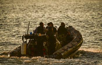 Patrulla de la Guardia Costera de Trinidad y Tobago asegura el área que rodea al USS Gravely, el 27 de octubre, en Puerto España. · Foto: Martin Bernetti / AFP