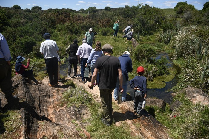 Participantes de la Comisión de Cuenca del río Tacuarí visitando las nacientes del curso de agua. · Foto: Camila Méndez