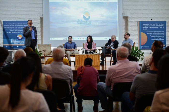 Leonardo Altmann, arquitecto y doctor en Estudios Urbanos en Cure; Maria José Alonsopérez ,mágister en Economía del Cure; Marcelo Bisogno, director técnico de Instituto Nacional de Estadística, y Adrián Rodríguez, profesor e investigador de la Udelar, durante el simposio "Maldonado Crece", el 11 de noviembre. · Foto: Natalia Ayala