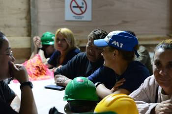 Foto principal del artículo 'Mujeres en la construcción de Punta del Este: 30 obreras rompen estereotipos desde el proyecto Cipriani' · Foto: Natalia Ayala
