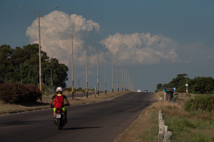 Avenida Giannattasio, el 31 de diciembre de 2025, en Lomas de Solymar. · Foto: Gianni Schiaffarino