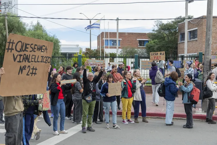 Movilización en el liceo José Luis Invernizzi, en Piriápolis. · Foto: Pablo Serrón