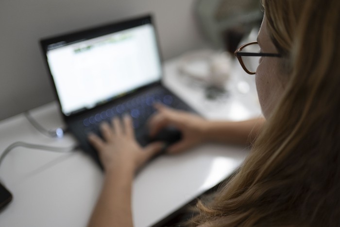 Foto principal del artículo 'Defensa del Consumidor relevó por primera vez los “patrones oscuros” del comercio electrónico: ¿qué empresas encabezan la lista?' · Foto: Mara Quintero