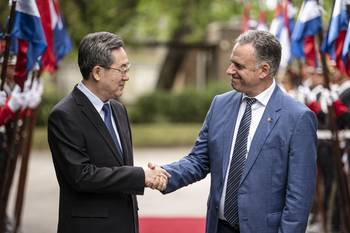 Ding Xuexiang, vice primer ministro de China, y Yamandú Orsi, el 4 de noviembre de 2025, en la residencia de Suárez y Reyes. · Foto: Gianni Schiaffarino