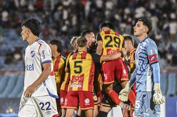 Jugadores de Progreso festejan el triunfo frente a Nacional, el 22 de enero, en el estadio Centenario. · Foto: María Vivanco