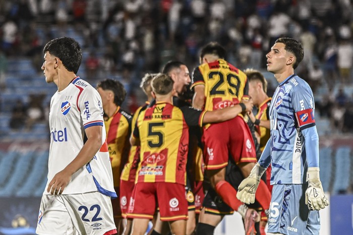 Jugadores de Progreso festejan el triunfo frente a Nacional, el 22 de enero, en el estadio Centenario. · Foto: María Vivanco