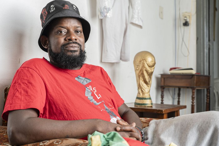 Foto principal del artículo 'Steve Hilman: camerunés, exfutbolista y bailarín en Más Que Lonja' · Foto: Laura Sosa